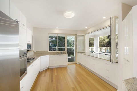 Prestigious House In Little Cove - 4 Baywoods - Accommodation Redcliffe 3