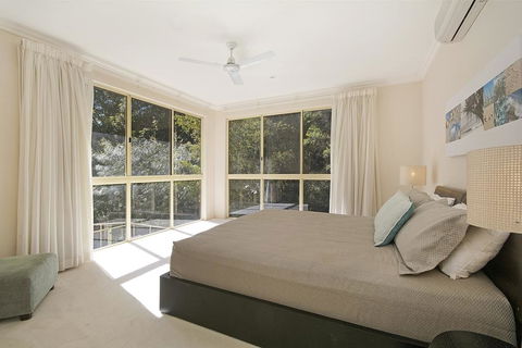 Prestigious House In Little Cove - 4 Baywoods - Accommodation Redcliffe 1