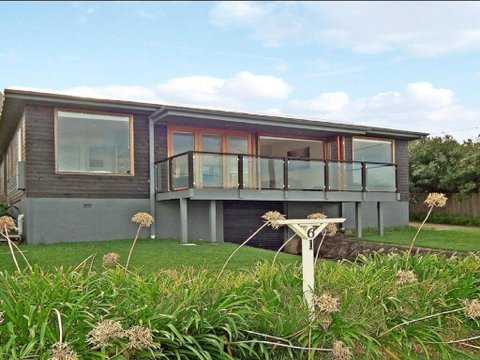 Prime Position - Across From Seven Mile Beach - Accommodation Redcliffe 0