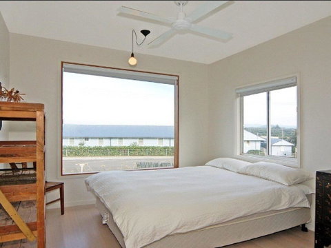 Prime Position - Across From Seven Mile Beach - Accommodation Redcliffe 3