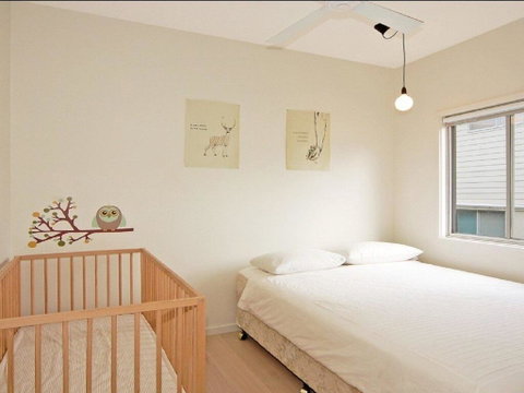 Prime Position - Across From Seven Mile Beach - Accommodation Redcliffe 2