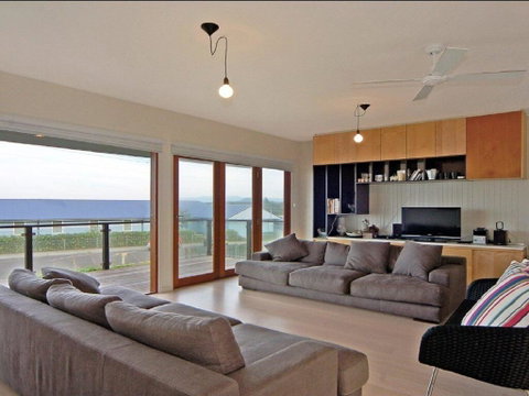 Prime Position - Across From Seven Mile Beach - Accommodation Redcliffe 1