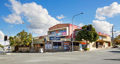 Prince Of Wales Hotel - Accommodation Redcliffe 0