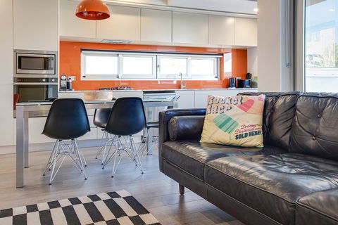 Professional Apartment 15 Minutes From CBD - Accommodation Redcliffe 2
