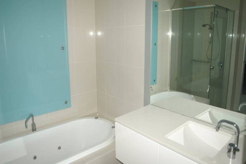 Q1 1 Bedroom Apartment On 30th Floor - Accommodation Redcliffe 2