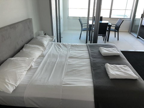 Q1 1 Bedroom Apartment On 30th Floor - Accommodation Redcliffe 3