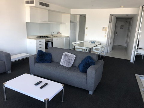 Q1 1 Bedroom Apartment On 30th Floor - Accommodation Redcliffe 1