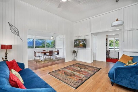 Quaint Cottage In The Edge - Accommodation Redcliffe 0