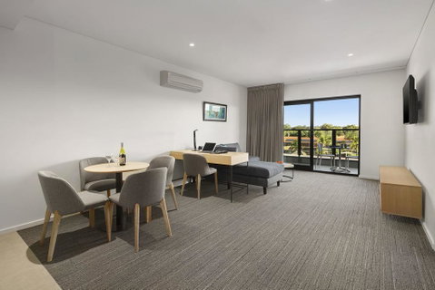 Quality Hotel Lakeside - Accommodation Redcliffe 3