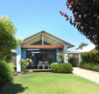 Quiet Cottage - Accommodation Redcliffe
