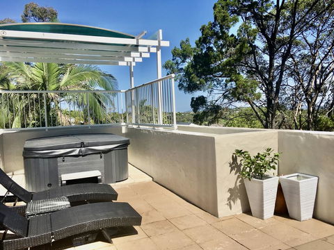 Quiet Oasis Apartment With Rooftop Spa - Accommodation Redcliffe 1