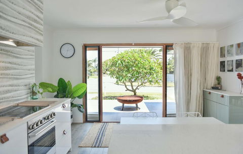 Quiet Pet Friendly Home 3 Houses To Beach Entry With Private Pool Walk To Shops - Accommodation Redcliffe 2