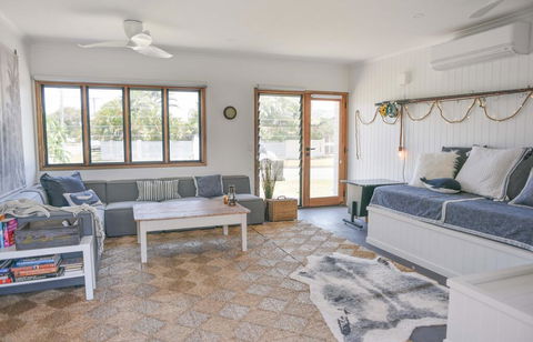 Quiet Pet Friendly Home 3 Houses To Beach Entry With Private Pool Walk To Shops - Accommodation Redcliffe 1