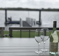 Quiet River Front Escape Walk to Ocean Street  Shops - Accommodation Redcliffe