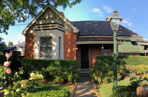 QUILTY HOUSE (Formerly Beethovens) - Accommodation Redcliffe 2