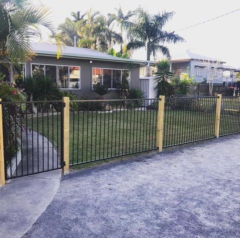 QUIRKY QUEENSLANDER 6 BEDROOM HOME - Accommodation Redcliffe 0