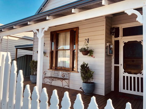 Railway Cottage - Accommodation Redcliffe 1