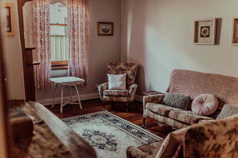 Railway Cottage - Accommodation Redcliffe 2