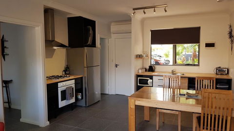 Red Ochre - Large 1BR With Private Courtyard - Accommodation Redcliffe 2