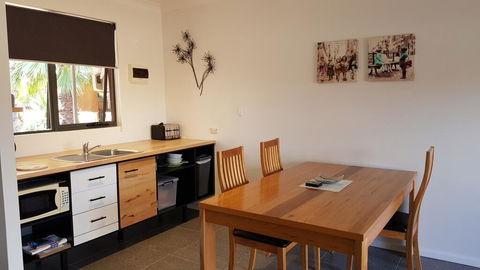 Red Ochre - Large 1BR With Private Courtyard - Accommodation Redcliffe 1