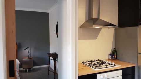 Red Ochre - Large 1BR With Private Courtyard - Accommodation Redcliffe 3