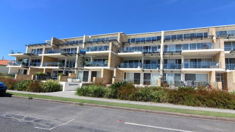 Regatta 3 - On The Lake- Little Street - Accommodation Redcliffe 0