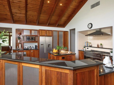 Reign Manor - Large Group Accommodation - Accommodation Redcliffe 3