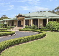 Reign Manor - large group accommodation - Accommodation Redcliffe