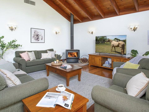Reign Manor - Large Group Accommodation - Accommodation Redcliffe 2