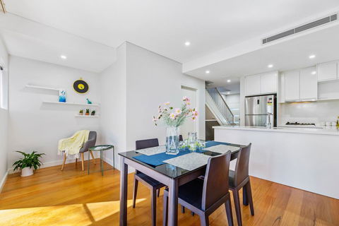 Relax In A Spacious & Modern Townhouse In Asquith - Accommodation Redcliffe 2