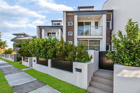 Relax In A Spacious & Modern Townhouse In Asquith - Accommodation Redcliffe 0
