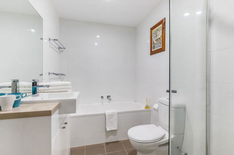 Relax In A Spacious & Modern Townhouse In Asquith - Accommodation Redcliffe 1