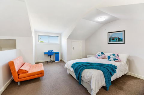 Relax In A Spacious & Modern Townhouse In Asquith - Accommodation Redcliffe 3