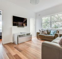 Renovated art deco flat close to city and harbour - Accommodation Redcliffe