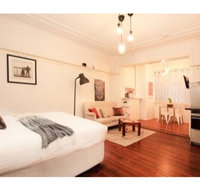 Renovated Art Deco Studio Minutes From The City - Accommodation Redcliffe