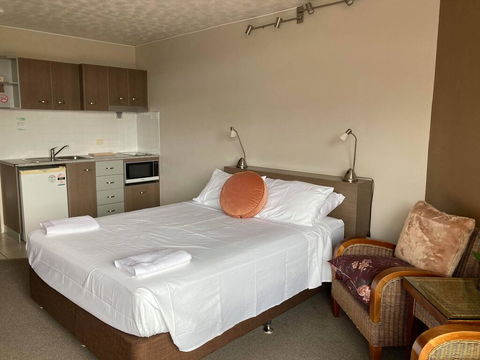 RENTAL: All $ Inclusive, Tidy Renovated Studio Apartment On The Strand, Pool,  - Accommodation Redcliffe 3