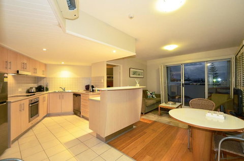 RESORT ON THE BEACH 2214/2215 - Accommodation Redcliffe 1