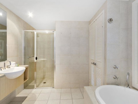 RESORT ON THE BEACH 6310 - TOP FLOOR - Accommodation Redcliffe 2