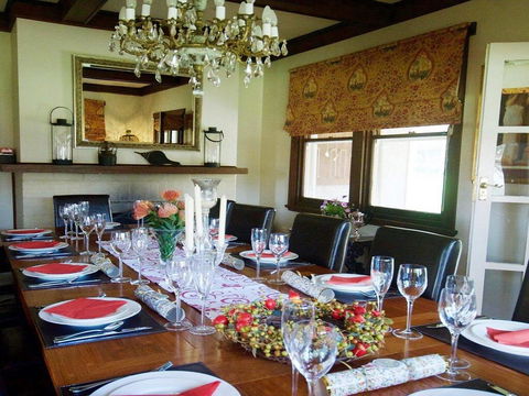 Robin Hill Manor - Rambling Retreat & Tennis Court - Accommodation Redcliffe 3