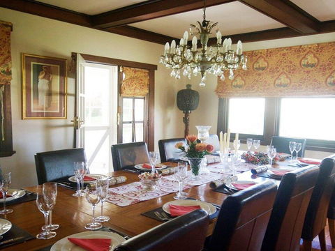 Robin Hill Manor - Rambling Retreat & Tennis Court - Accommodation Redcliffe 2