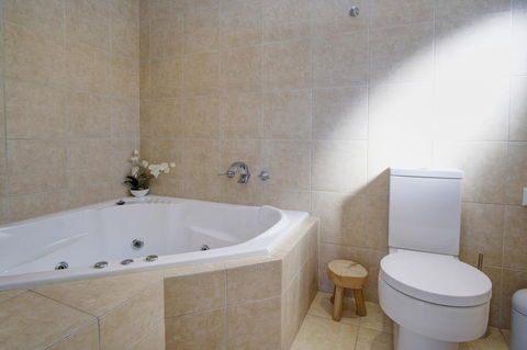 ROCKPOOL (4 Night Min) - Accommodation Redcliffe 1