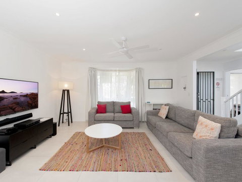 Ronald Avenue, 101, Sea Behind The Trees - Accommodation Redcliffe 1