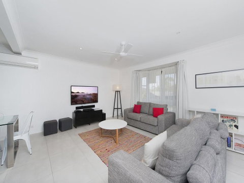 Ronald Avenue, 101, Sea Behind The Trees - Accommodation Redcliffe 0