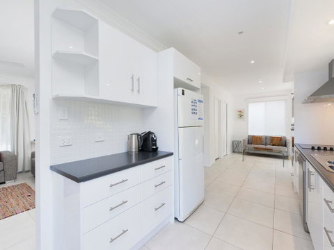 Ronald Avenue, 101, Sea Behind The Trees - Accommodation Redcliffe 2