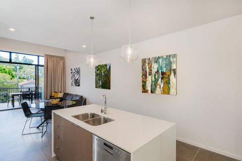 Round About Bulimba - Executive 3BR Bulimba Apartment Near Oxford St Shops And Restaurants - Accommodation Redcliffe 2