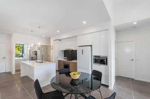 Round About Bulimba - Executive 3BR Bulimba Apartment Near Oxford St Shops And Restaurants - Accommodation Redcliffe 0