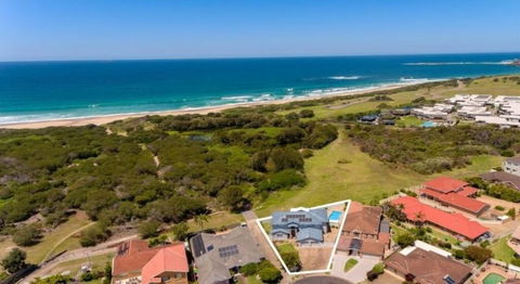 Saltwater Manor - Accommodation Redcliffe 1