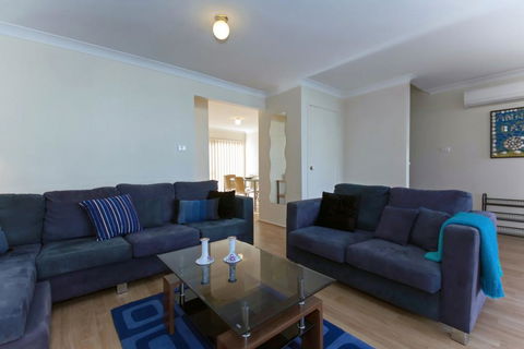 Sandcastles, 2/23 Robinson Street - Accommodation Redcliffe 1