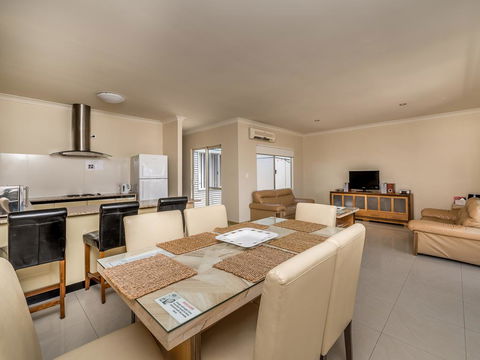 Seafront Unit 50 - Accommodation Redcliffe 1