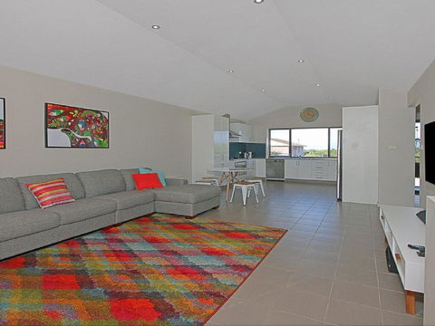 Seaside Escape - At Jones Beach, Swimming Pool - Accommodation Redcliffe 2